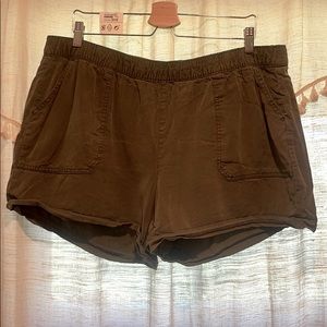 Elastic waist shorts.